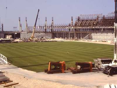 Il progetto sub� comunque modifiche, come l'aggiunta di una pista d'atletica a 8 corsie su richiesta del Coni. Una �famigerata� pista d�atletica, verrebbe da dire, che allontan� gli spalti dal campo di gioco peggiorando cos� la visibilit� delle partite